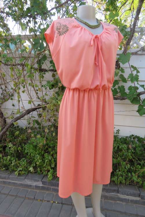 Beautiful peach colour 80's vintage dress in size 42/18. Blouson style elasticated top by 'Foshini'.