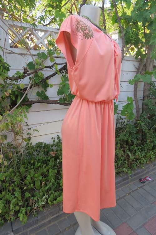 Beautiful peach colour 80's vintage dress in size 42/18. Blouson style elasticated top by 'Foshini'.