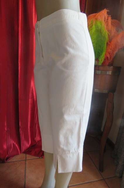 Savvy white 100% cotton cropped pants by 'Calabash' in size 34/10. No stretch.