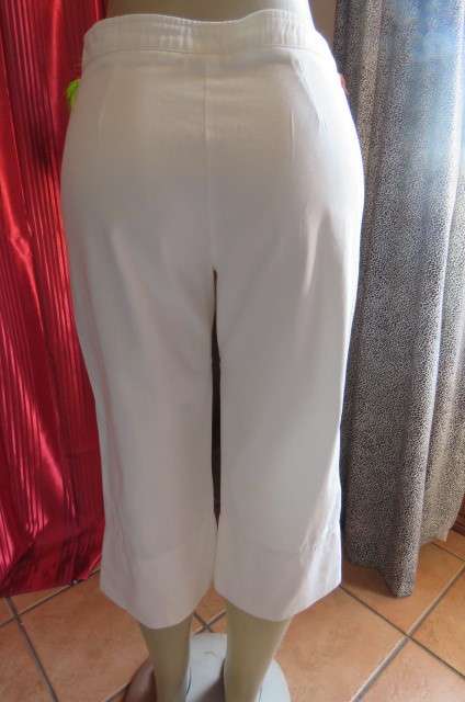 Savvy white 100% cotton cropped pants by 'Calabash' in size 34/10. No stretch.