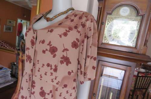 Button down dress in light brown with darker patches and dark brown flowers. Size 44/20.