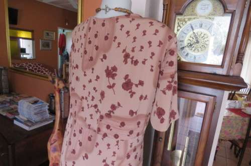 Button down dress in light brown with darker patches and dark brown flowers. Size 44/20.