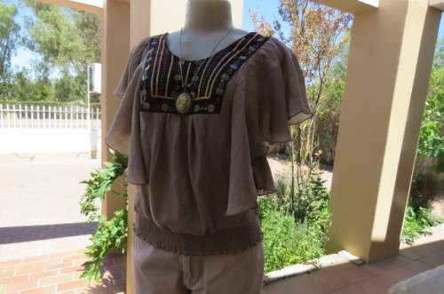 Fabulous little top in size 34/10 by 'Truworths' in ecru colour. Rayon and polyester blend.