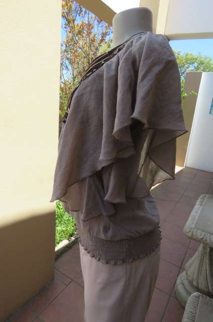 Fabulous little top in size 34/10 by 'Truworths' in ecru colour. Rayon and polyester blend.