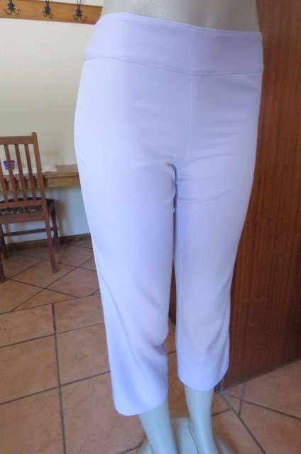 Stylish lilac ankle length pants in size 32/8 with zip at side. Wide waist band. No pockets. As new