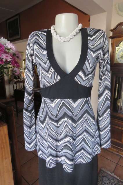 Attention grabing 'Kazak' long sleeve top in black,grey and white graphic zig-zag pattern size 34/10