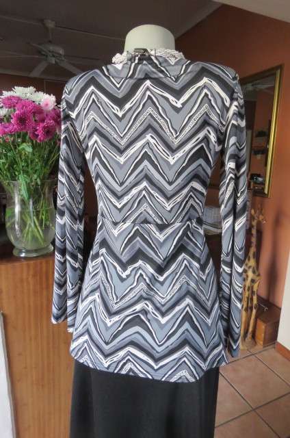 Attention grabing 'Kazak' long sleeve top in black,grey and white graphic zig-zag pattern size 34/10