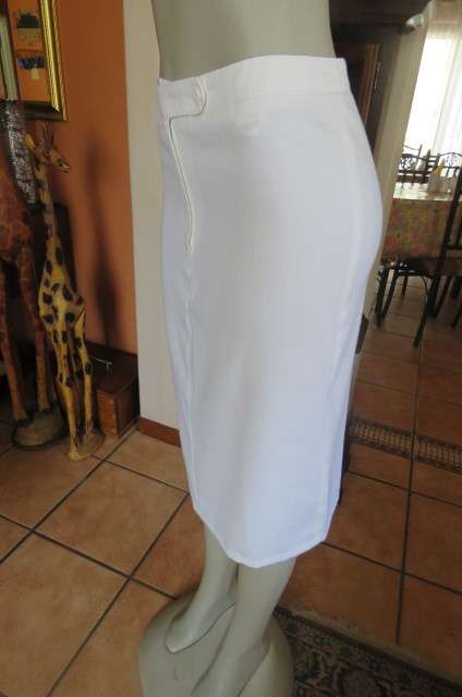 White linen/cotton blend pencil skirt with zip on front and pleat at back. Size 32/8. Good condition