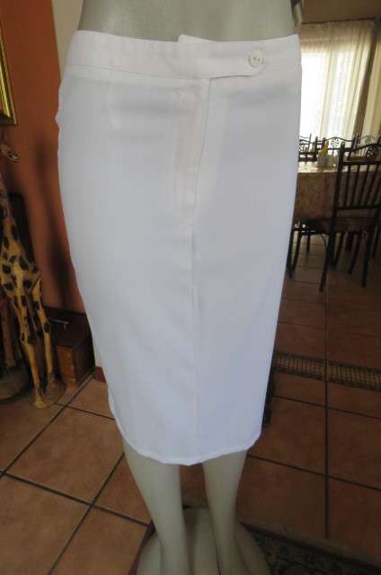 White linen/cotton blend pencil skirt with zip on front and pleat at back. Size 32/8. Good condition