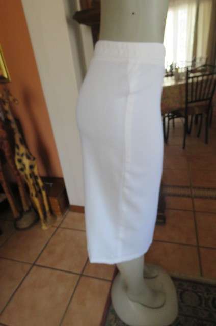 White linen/cotton blend pencil skirt with zip on front and pleat at back. Size 32/8. Good condition
