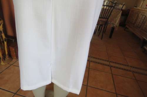 White linen/cotton blend pencil skirt with zip on front and pleat at back. Size 32/8. Good condition