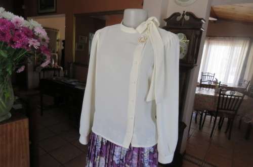 Amazing rich cream vintage long sleeve blouse by 'Shelley' in size 36/12 100% polyester