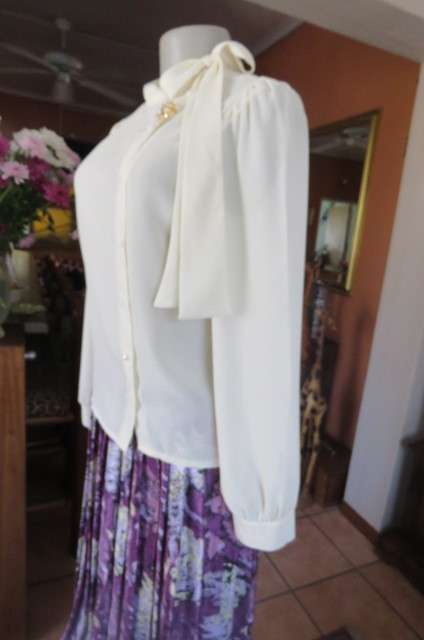 Amazing rich cream vintage long sleeve blouse by 'Shelley' in size 36/12 100% polyester