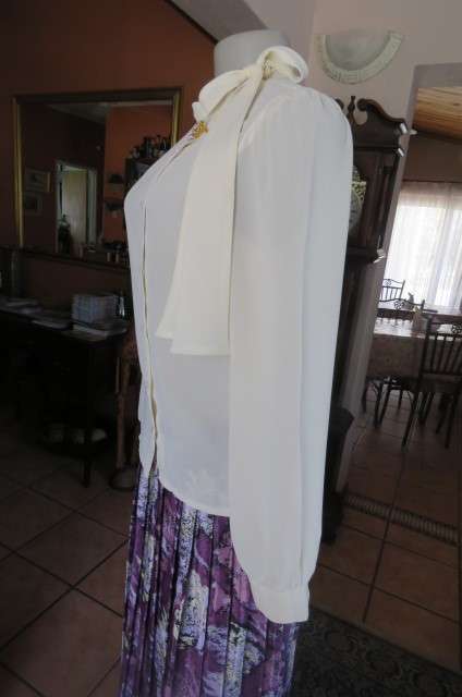 Amazing rich cream vintage long sleeve blouse by 'Shelley' in size 36/12 100% polyester
