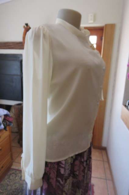 Amazing rich cream vintage long sleeve blouse by 'Shelley' in size 36/12 100% polyester