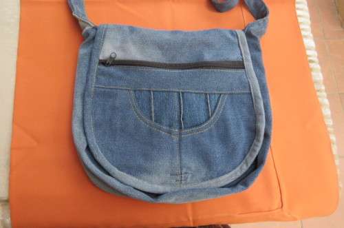 Hand blue denim bag with 3 zipped up departments. Made from used jeans size 30x30 cm.