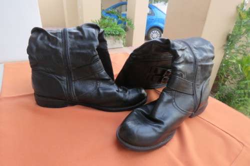 Pair of black calf length size 7 boots by 'Romanss'. Immitation leather. With detail and zip at side