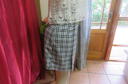 Cute fold over mini skirt in black, white and peach check. Bandless. Size 32/8. Poly/viscose.As new