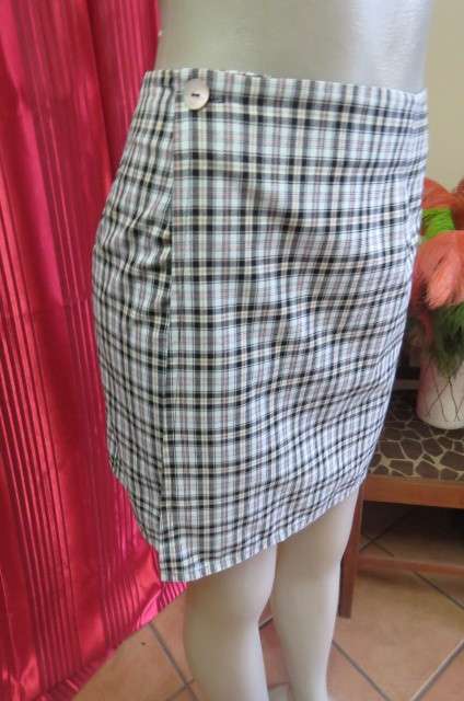 Cute fold over mini skirt in black, white and peach check. Bandless. Size 32/8. Poly/viscose.As new