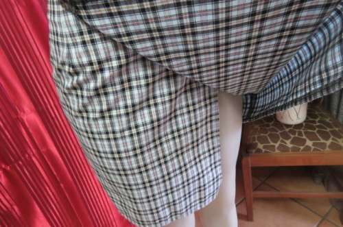Cute fold over mini skirt in black, white and peach check. Bandless. Size 32/8. Poly/viscose.As new