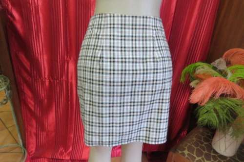 Cute fold over mini skirt in black, white and peach check. Bandless. Size 32/8. Poly/viscose.As new