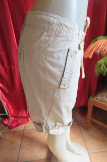 High quality beige ladies knee length shorts by`Woolworths`size 34/10. Low waist. In 100% cotton.