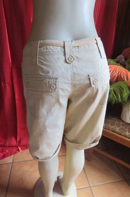 High quality beige ladies knee length shorts by`Woolworths`size 34/10. Low waist. In 100% cotton.