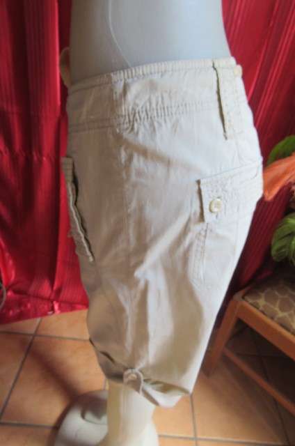 High quality beige ladies knee length shorts by`Woolworths`size 34/10. Low waist. In 100% cotton.