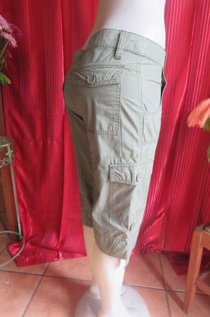 Knee length army green cropped pants with low rise by `RT` in size 32/8-no stretch. In 100% cotton.