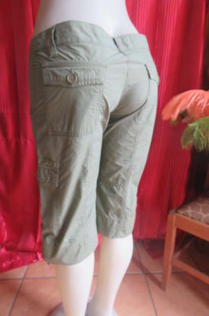 Knee length army green cropped pants with low rise by `RT` in size 32/8-no stretch. In 100% cotton.