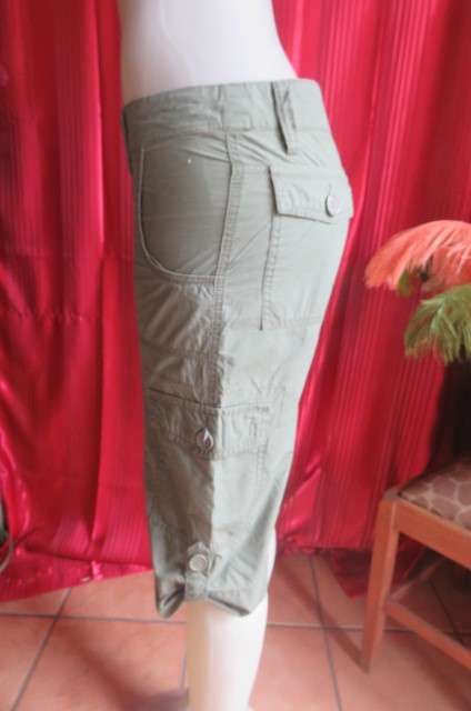 Knee length army green cropped pants with low rise by `RT` in size 32/8-no stretch. In 100% cotton.