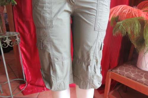 Knee length army green cropped pants with low rise by `RT` in size 32/8-no stretch. In 100% cotton.
