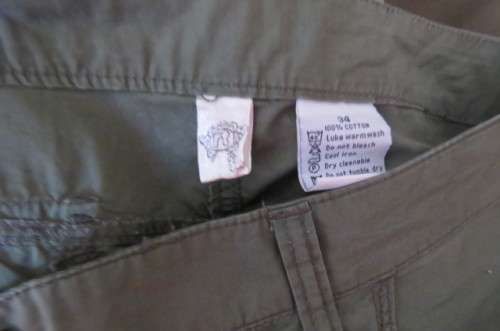 Knee length army green cropped pants with low rise by `RT` in size 32/8-no stretch. In 100% cotton.