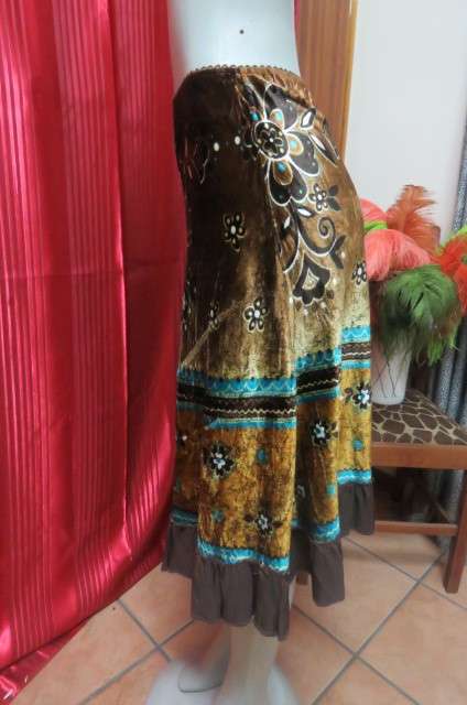 Charming velvet skirt in different browns with turquois and cream pattern. Size 32/8 by 'Cool Girls'