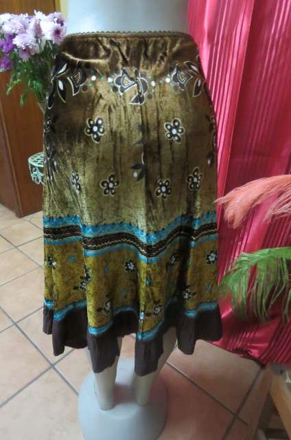 Charming velvet skirt in different browns with turquois and cream pattern. Size 32/8 by 'Cool Girls'