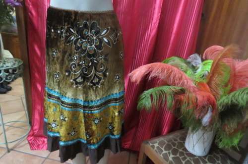 Charming velvet skirt in different browns with turquois and cream pattern. Size 32/8 by 'Cool Girls'