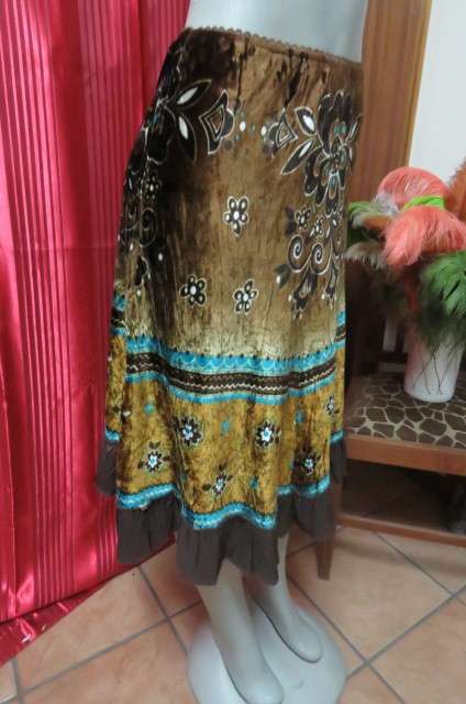 Charming velvet skirt in different browns with turquois and cream pattern. Size 32/8 by 'Cool Girls'