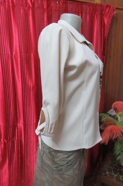 Smart cream top by `Jet-7` Paris. Tailored with 1 pocket on front size 34/10. Elbow length sleeves