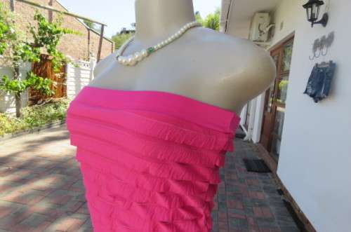 Hot pink bodycon strapless ruffled dress in stretch polyester. Fully lined. Size 32 to 34 clubdress.