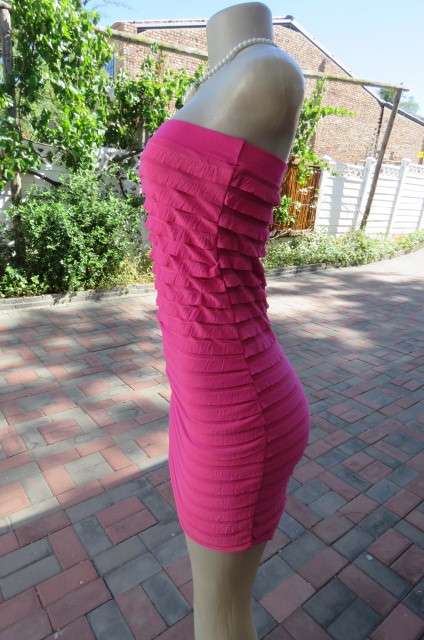 Hot pink bodycon strapless ruffled dress in stretch polyester. Fully lined. Size 32 to 34 clubdress.