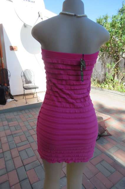Hot pink bodycon strapless ruffled dress in stretch polyester. Fully lined. Size 32 to 34 clubdress.
