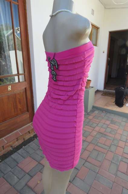 Hot pink bodycon strapless ruffled dress in stretch polyester. Fully lined. Size 32 to 34 clubdress.