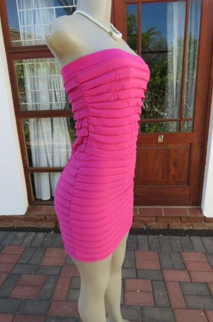 Hot pink bodycon strapless ruffled dress in stretch polyester. Fully lined. Size 32 to 34 clubdress.