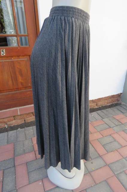 Stunning permanent pleated skirt in mottled fossil grey by 'Foshini' in size 34/10.