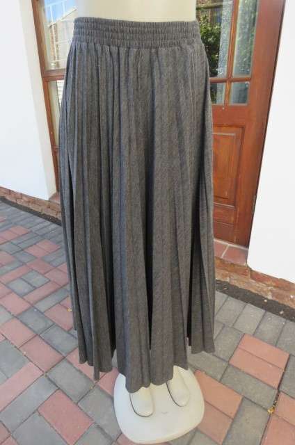 Stunning permanent pleated skirt in mottled fossil grey by 'Foshini' in size 34/10.
