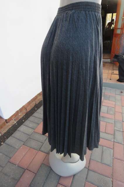 Stunning permanent pleated skirt in mottled fossil grey by 'Foshini' in size 34/10.