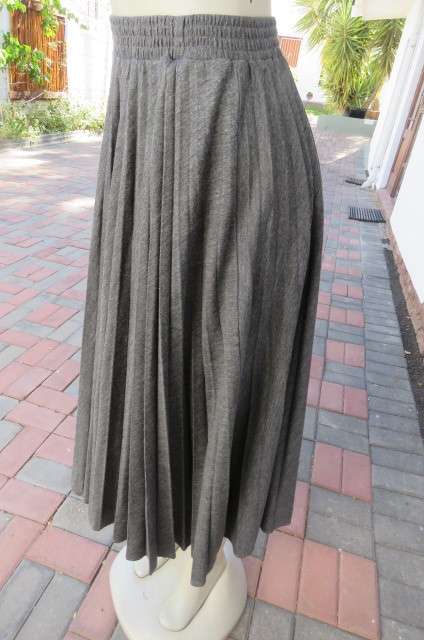 Stunning permanent pleated skirt in mottled fossil grey by 'Foshini' in size 34/10.