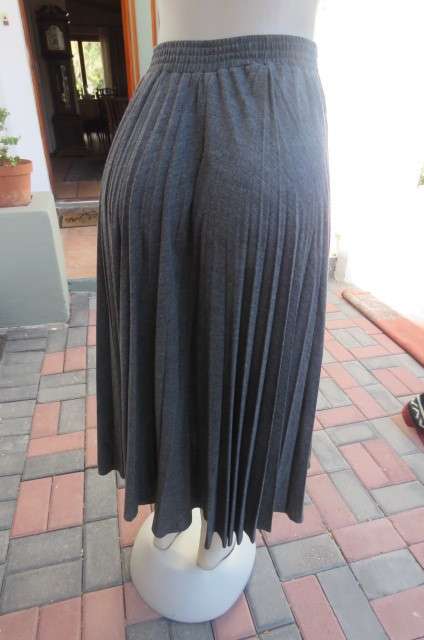 Stunning permanent pleated skirt in mottled fossil grey by 'Foshini' in size 34/10.