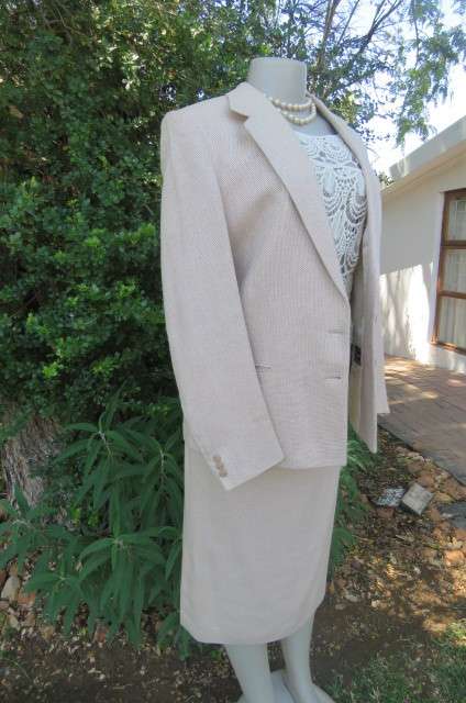 Best Quality 2 piece 'Carducci' skirt suit in size 37/13. Fully lined. With original belt.