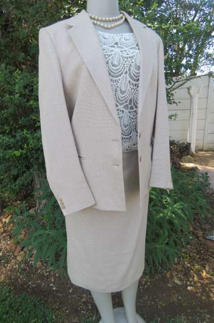 Best Quality 2 piece 'Carducci' skirt suit in size 37/13. Fully lined. With original belt.